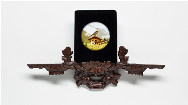 Une des œuvres présentées à l’occasion de l’exposition <i>24 h dans la vie d’un coucou</i> : <i>Peeping clock</i>, par Solkin Keizer Une des œuvres présentées à l’occasion de l’exposition <i>24 h dans la vie d’un coucou</i> : <i>Peeping clock</i>, par Solkin Keizer