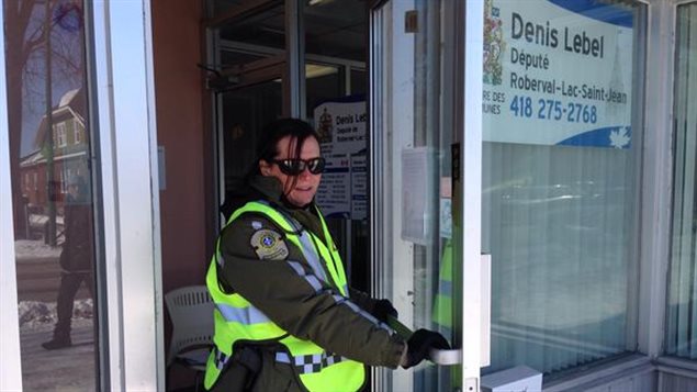 Operación policial en la oficina del ministro Denis Lebel en la ciudad de Roverbal, Canadá. 