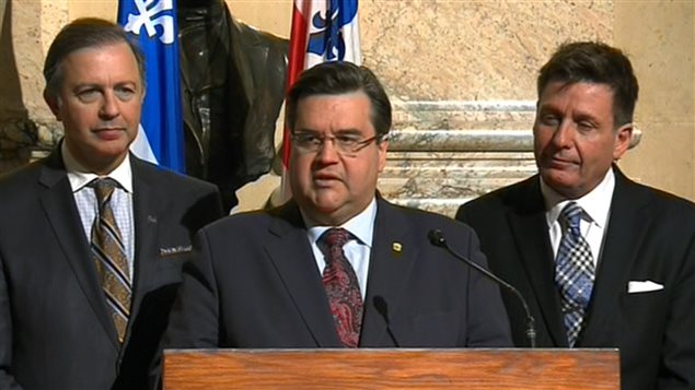 El alcalde de la ciudad de Montreal, Denis Coderre, acompañado por los ministros Sam Hamad y Pierre Moreau