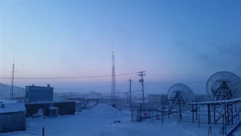 Brouillard de glace au dessus d'Iqaluit au Nunavut