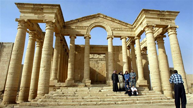  Una familia se toma una fotografía en el Templo histórico en Hatra 