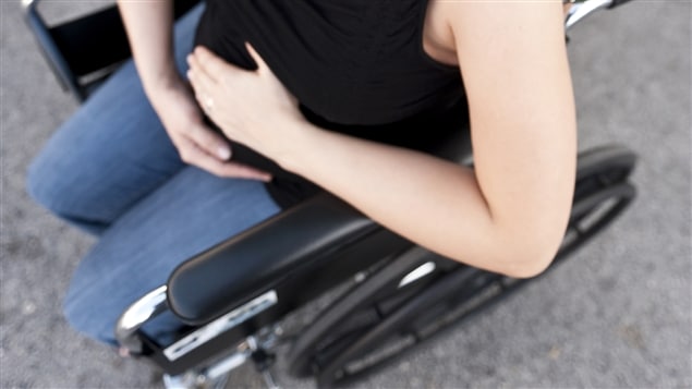 Femme enceinte en fauteuil roulant