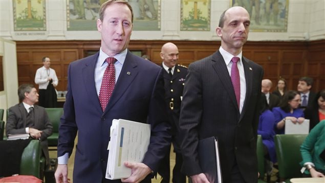 Les ministres MacKay de la Justice et Blaney de la Sécurité publique arrivent au Comité permanent de la sécurité publique et nationale.