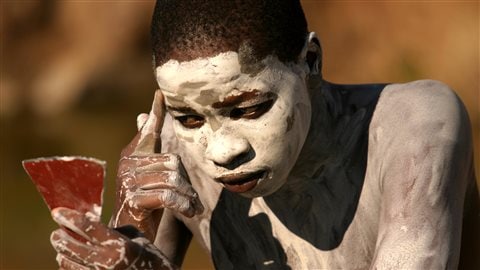 Chaque année, de jeunes Sud-Africains quittent leurs parents pour passer des semaines en séjour initiatique auprès de guérisseurs traditionnels, où ils seront circoncis. 