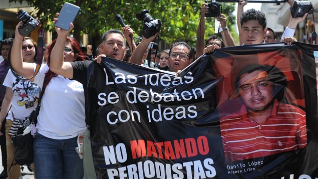 Periodistas manifiestan en Ciudad de Guatemala para protestar contra asesinato de colegas.