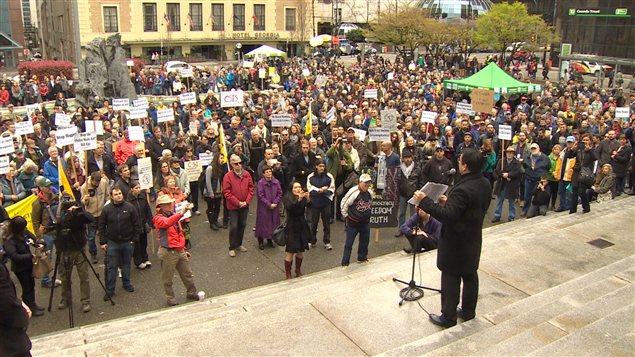 Des manifestants à Vancouver contre le projet de loi C-51