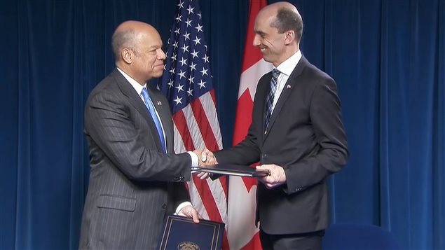 Jeh Johnson y Steven Blaney