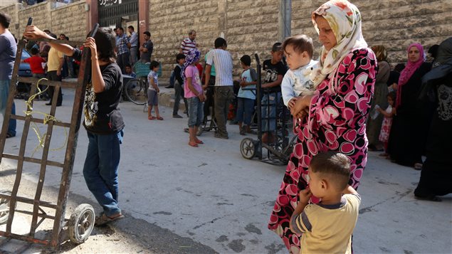 لاجئون فرّوا من عين العرب 0كوباني) إلى حلب في 23 أيلول سبتمبر 2014