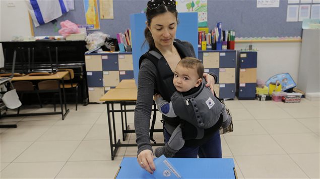 Una mujer israelí vota