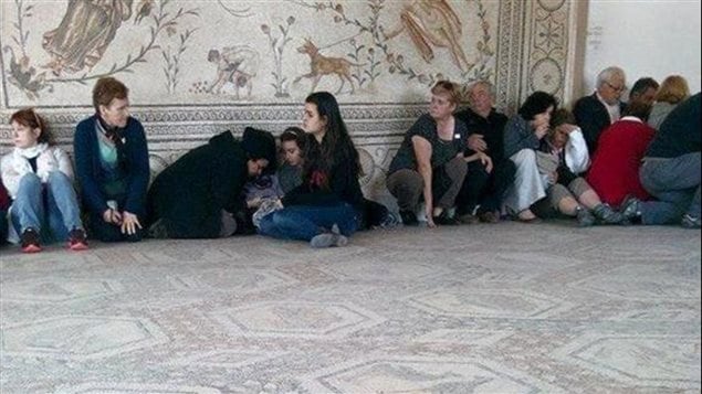 Visitantes al Museo del Bardo atrincherados en una de las salas