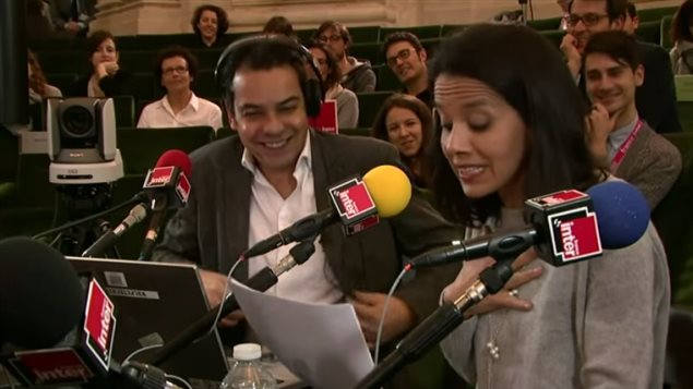 Sophia Aram qui lit, en imitant l'accent québécois, son billet d'humeur sur les ondes de France Inter. Sophia Aram qui lit, en imitant l'accent québécois, son billet d'humeur sur les ondes de France Inter.