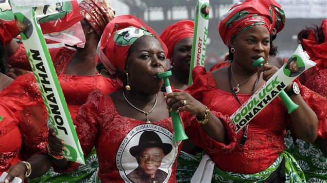 Mujeres demostrando su apoyo al presidente nigeriano y candidato a su reelección, Goodluck Jonathan.