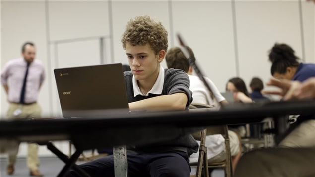 Un élève travaille à l'ordinateur.