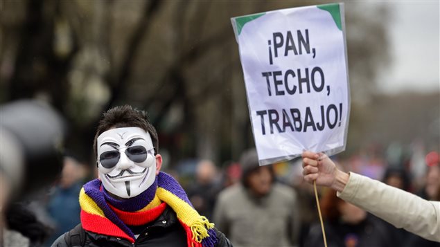 « Pain, travail, toit » et dignité, lisait-on sur plusieurs banderoles lors de la manifestation à Madrid (21 mars 2015).