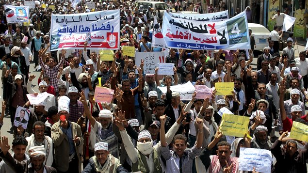 مؤيدون للرئيس اليمني عبد ربه منصور هادي يتظاهرون ضد الحوثيين يوم السبت الفائت في شوارع مدينة إب الواقعة على مسافة نحو من 200 كيلومتر جنوب صنعاء
