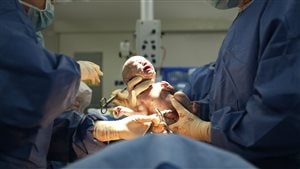 Un bébé vient de naître. 