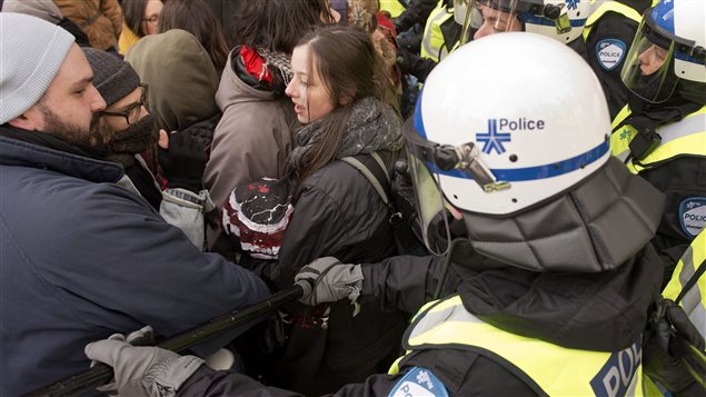La primera jornada de protesta culminó en violencia entre estudiantes y policías.