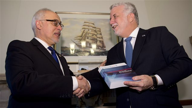 رئيس حكومة كيبيك فيليب كويار (إلى اليمين) يتسلّم الموازنة من وزير المال كارلوس ليتاو
