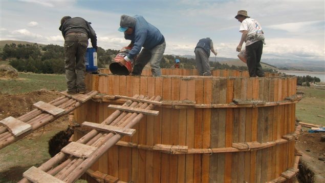 La construction du réservoir d'eau potable à Cuchoquesera au Pérou