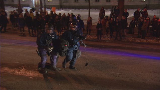 Arrestations de manifestants lors d'une procession nocturne à Québec, mardi soir dernier Arrestations de manifestants lors d'une procession nocturne à Québec, mardi soir dernier