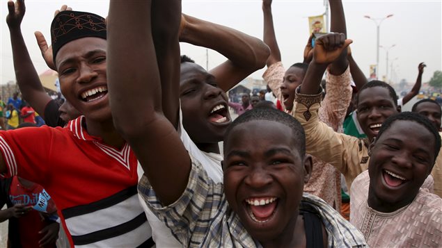 مناصرون للرئيس المنتخب في نيجيريا، محمد بخاري، يعبرون عن فرحهم بفوزه، يوم أمس في كانو، كبرى مدن شمال نيجيريا