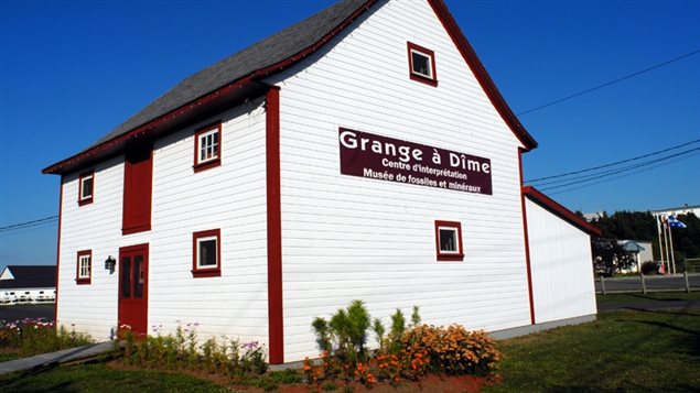 Construite vers 1857 et restaurée en 2004 dans la municipalité de Sainte-Flavie au Québec, la grange à dîme est un centre d’interprétation sur l’histoire de la dîme, un impôt autrefois payé en céréales, grains et pommes de terre.