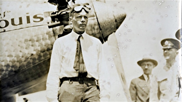 L’aviateur Charles Lindbergh devant son avion Spirit of St-Louis, en 1927.