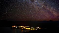 Le ciel étoilé au-dessus d'une petite communauté de Nouvelle-Zélande Le ciel étoilé au-dessus d'une petite communauté de Nouvelle-Zélande