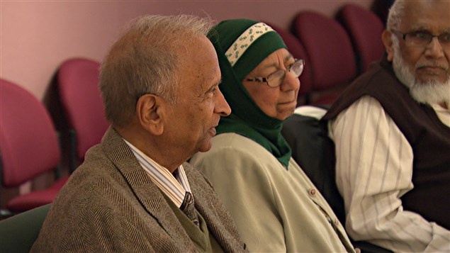Des aînés de la communauté musulmane d'Ottawa, lors d'une réunion à l'hôtel-de-ville.