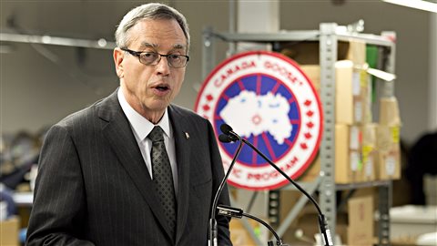 Le ministre des Finances du Canada, Joe Oliver, a choisi de faire l'annonce de la date de son budget dans l'usine de Canada Goose, à Toronto.
