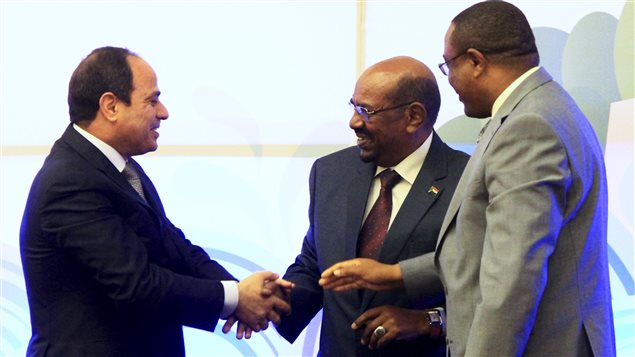 الرئيس السوداني عمر البشير (في الوسط) يصافح نظيره المصري عبد الفتاح السيسي ورئيس الوزراء الإثيوبي هيلا ماريام ديساليم (إلى اليمين) في 23 آذار (مارس) الفائت في الخرطوم بعد التوقيع على "إعلان المبادئ" حول سد النهضة الإثيوبي