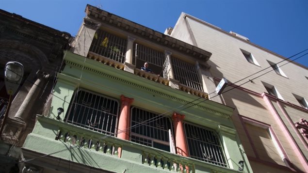 Dueño de casa alquila cuartos en La Habana. 