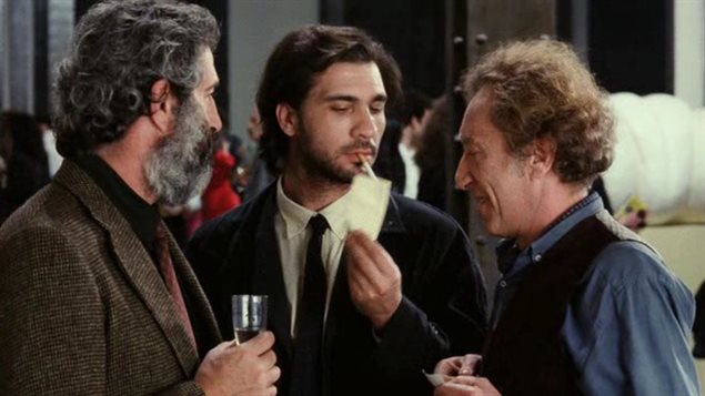 André Melançon (izq.), Darío Grandinetti (centro) y Jean Pierre Reguerraz, en El Lado Oscuro del Corazón de Eliseo Subiela.