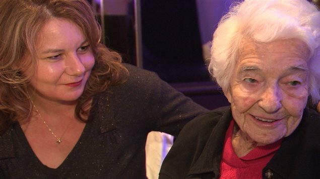 Une aînée et son accompagnatrice à l'un des dîners des Petits Frères. 
