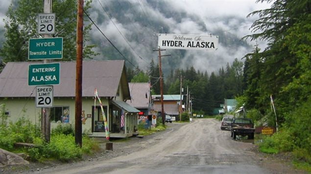 Bienvenue à Hyder, « la ville morte (ghost town) la plus accueillante de l’Alaska. ». 