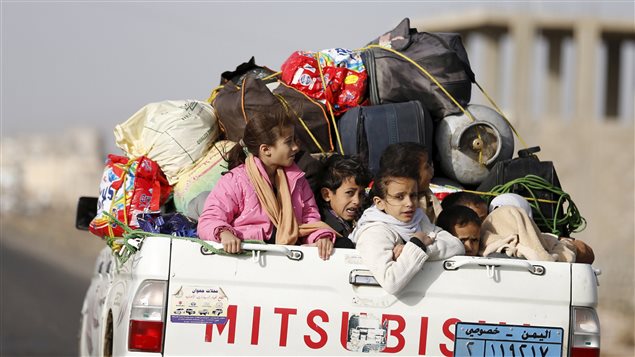 Una familia de Yemen huye ante los bombardeos sauditas 