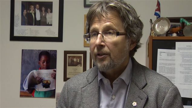 Stan Kutcher, profesor de psiquiatría en la Universidad Dalhousie en Halifax y un reconocido experto internacional en suicidio. “ - 150407_7j4av_kutcher_sn635