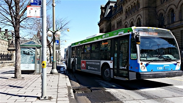 Un autobus de la STO au centre-ville d'Ottawa Un autobus de la STO au centre-ville d'Ottawa