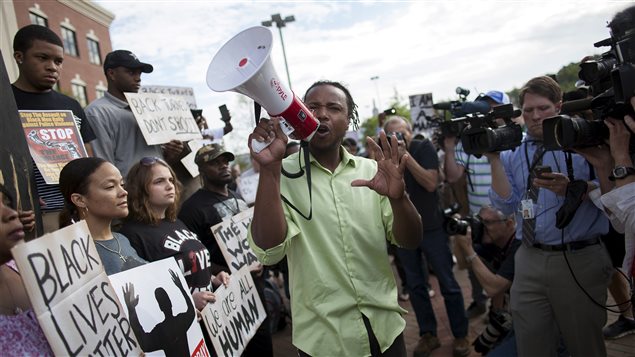 « Huit tirs dans le dos », scandait Muhiydin D'Baha, lors d'une manifestation devant l'hôtel de ville de North Charleston mercredi. « Dans le dos », répondaient les manifestants.