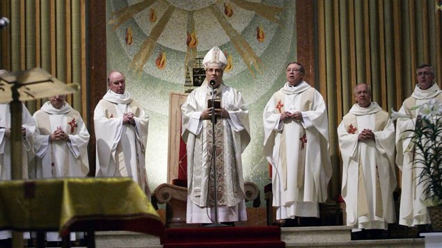 El cardenal Jean-Claude Turcotte oficiando una misa a la memoria de Juan Pablo II.