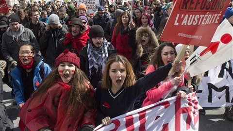 Des étudiants participent à une manifestation contre l'austérité, à Montréal.