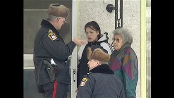 Krista Shore et sa grand-mère discutent avec les policiers le jour où sa mère a été tuée en 1996. (Archives)