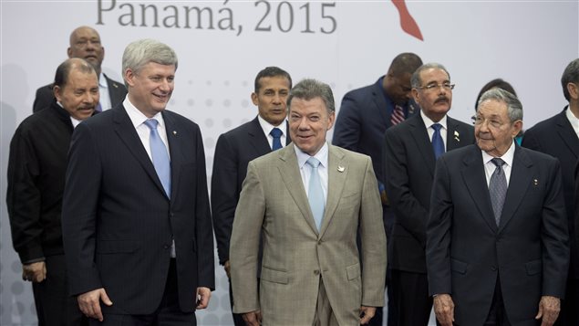 Le premier ministre canadien, Stephen Harper, aux côtés de ses homologues colombien, Juan Manuel Santos (au centre) et cubain, Raul Castro (à dr.)