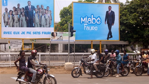 Scène de rue à Lomé, capitale du Togo, où l'on voit de l'affichage en faveur du président togolais Faure Gnassingbé. Scène de rue à Lomé, capitale du Togo, où l'on voit de l'affichage en faveur du président togolais Faure Gnassingbé.