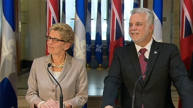 Les premiers ministres Philippe Couillard et Kathleen Wynne