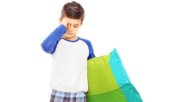 Un garçon a du mal à trouver le sommeil. Un garçon a du mal à trouver le sommeil.