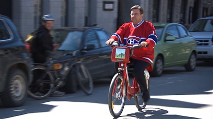 عمدة مونتريال دنيس كودير على متن دراجة 