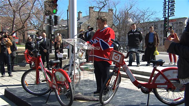 عمدة مونتريال دنيس كودير معلناً اليوم إطلاق الموسم الصيفي لدراجات "بيكسي"