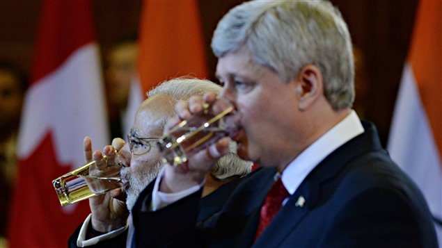 Pour le premier ministre canadien Stephen Harper, l'Inde constitue un « partenaire nature » pour le Canada. Ci-Haut, Stephen Harper avec Narendra Modi, premier ministre de l'Inde.