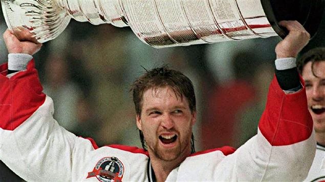 Patrick Roy soulève la Coupe Stanley à Montréal en 1993.